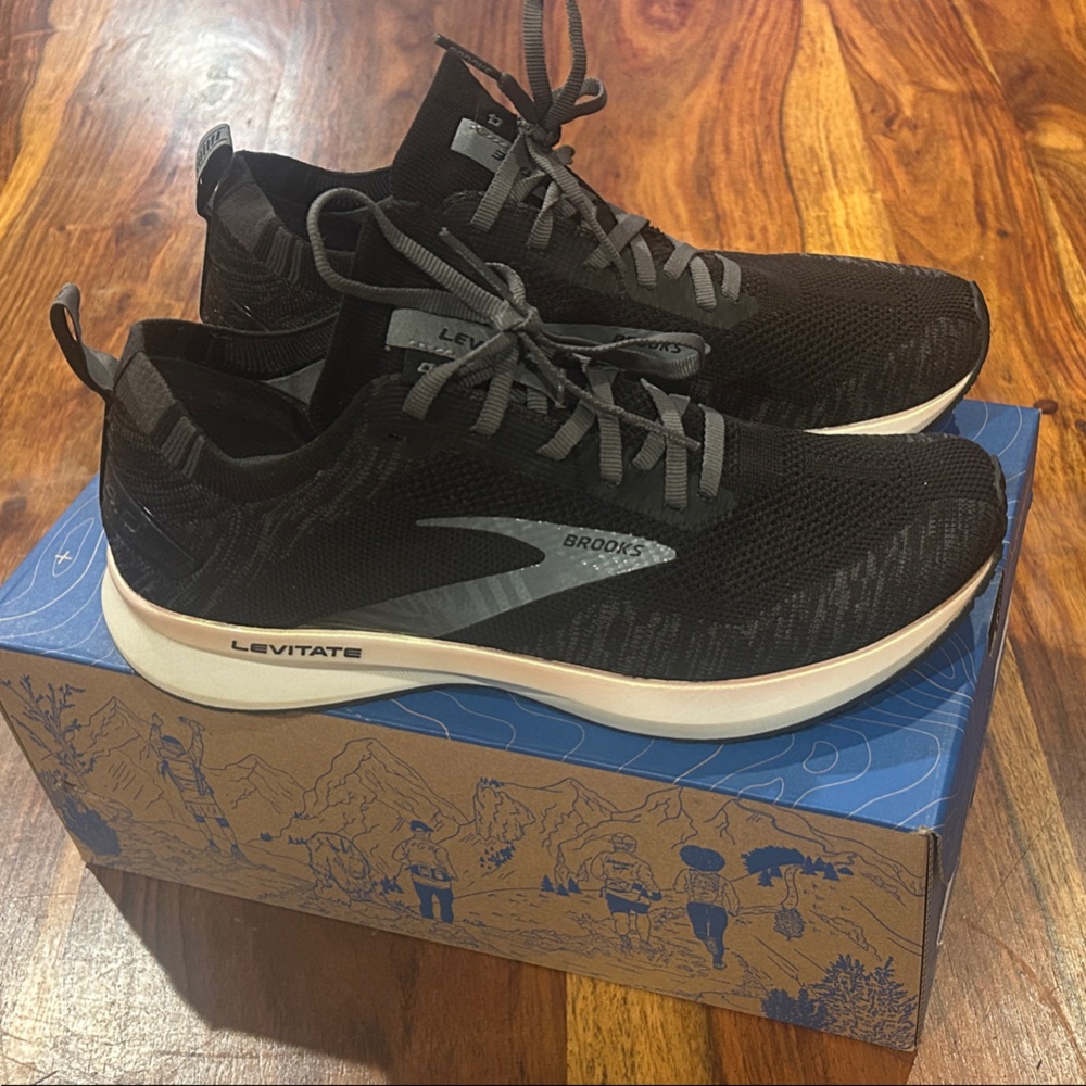 Brooks Levitate woman’s Black and Gray Athletic Shoes size 9.5